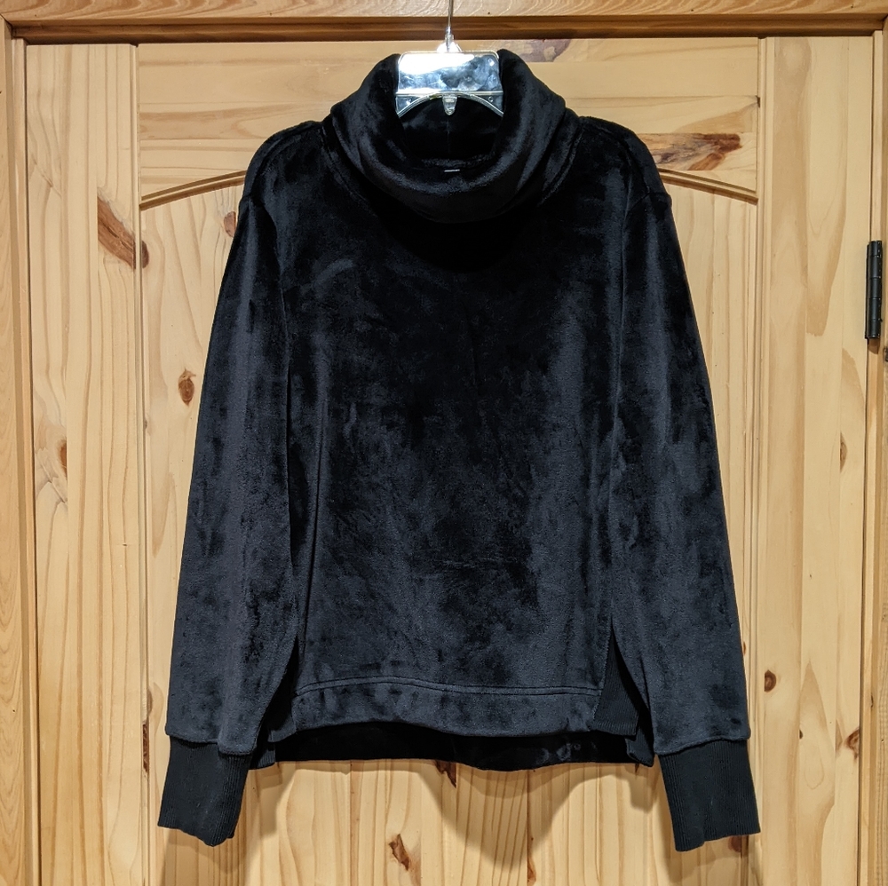 Women's Athleta thick fuzzy turtleneck Sweatshirt - black - size small